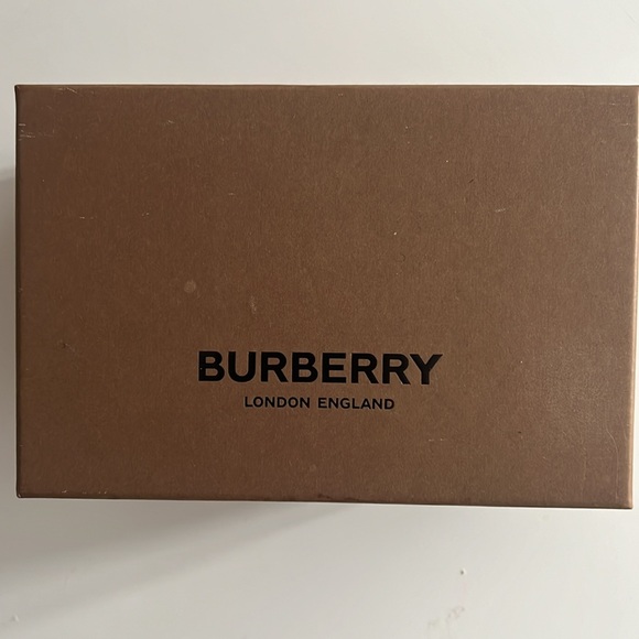 Burberry shoes size 2 - Picture 2 of 6